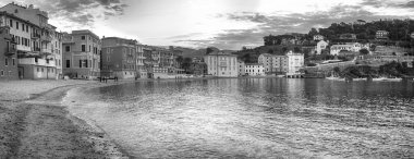 Sestri (Ge), Golfo del Silenzio, geniş panorama. Siyah ve beyaz fotoğraf