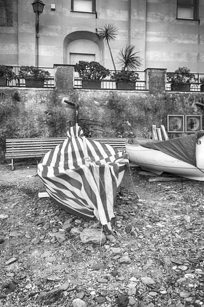 La costa del pueblo de Sestri Levante. Foto en blanco y negro — Foto de Stock