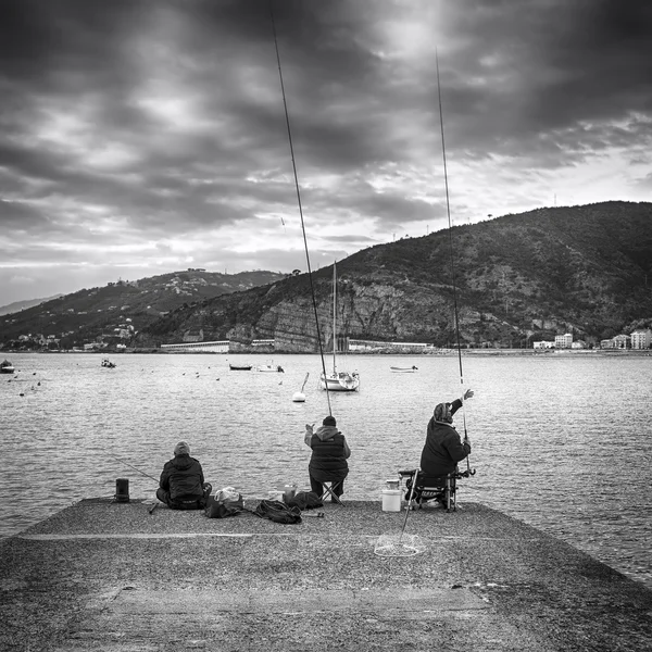 Balıkçılar, Ligurya deniz kıyısı. Siyah ve beyaz fotoğraf