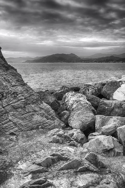 Ligurian sea coastline panorama. Black and white — Stock Photo, Image