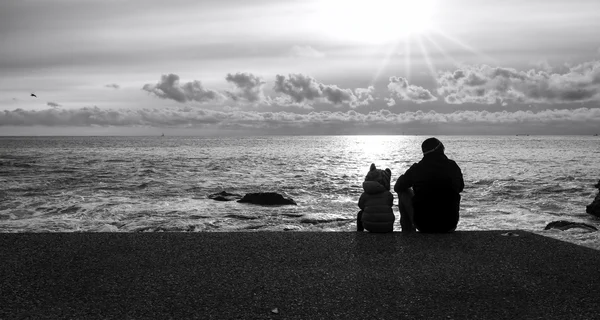 Vater und Sohn an der Küste, Gegenlicht. Schwarz-Weiß-Foto — Stockfoto