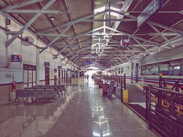 Surabaya, Endonezya - Ocak 2021: Gubeng tren istasyonu, Surabaya, Endonezya 'da her gün çatı yapısının bozulduğunu gösteriyor