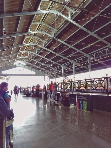 Surabaya, Endonezya - Ocak 2021: Gubeng tren istasyonu, Surabaya, Endonezya 'da her gün çatı yapısının bozulduğunu gösteriyor