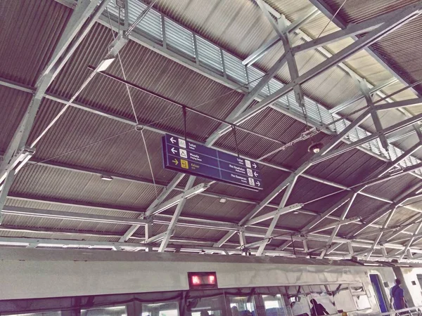 Surabaya, Endonezya - Ocak 2021: Gubeng tren istasyonu, Surabaya, Endonezya 'da her gün çatı yapısının bozulduğunu gösteriyor