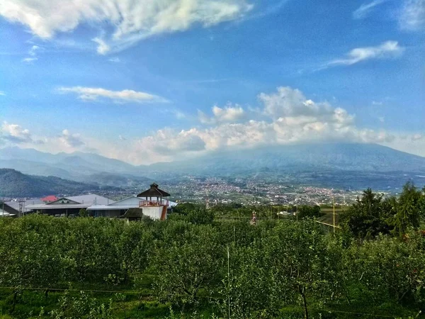 Endonezya Batu Malang şehrinin güzel yüksek açılı sabah manzarası Kalabalık bir ev ve açık mavi bulutlu gökyüzü.