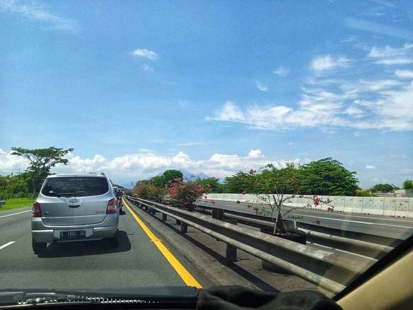 Surabaya, Endonezya - Ocak 2021: Surabaya Endonezya 'da bir otoyol içinde trafik sıkışıklığı.