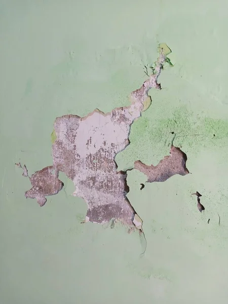 Tuğla duvar Pis, beyaz bir duvardan dökülen eski beyaz boya. Çatlaklar, sıyrıklar, eski çimento duvarının arka planında eski boya ve alçı. Eski bir beton duvar çatladı..