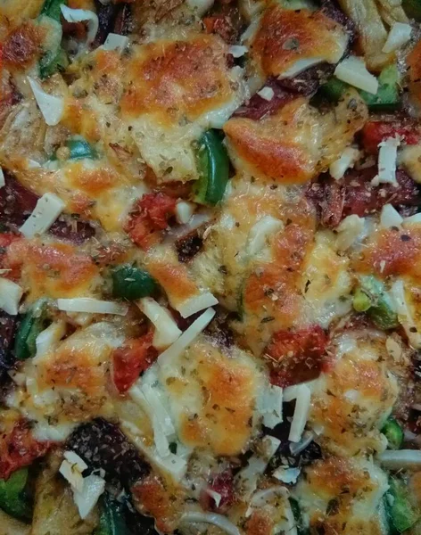 Pizzanın yakın plan fotoğrafı. Biberli çedar peynirli domates sosu çok lezzetli görünüyor.