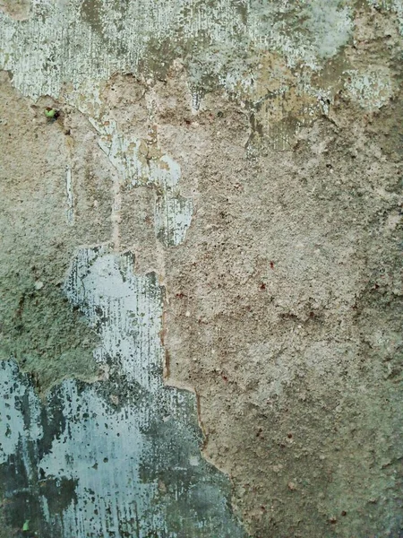 Tuğla duvar Pis, beyaz bir duvardan dökülen eski beyaz boya. Çatlaklar, sıyrıklar, eski çimento duvarının arka planında eski boya ve alçı. Eski bir beton duvar çatladı..