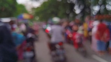 Pazar sabahı Surabaya Endonezya 'da, Büyük Cami' nin çevresinde toplanan, koşu yapan, gezen, gezen, gezen ve alışveriş yapan insanların bulunduğu.... 