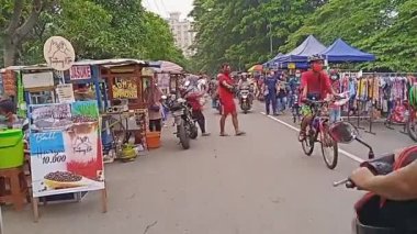 Surabaya, Endonezya - Ocak 2021: Pazar sabahı Surabaya Endonezya 'da Büyük Cami çevresinde insanların toplanması, koşması, gezmesi ve yerel geçici pazar yerinde alışveriş yapması. 