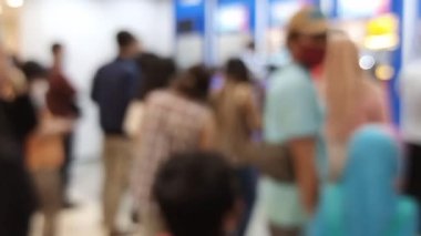 İnsanların Görüntü veya Defocus Arkaplanı Bankacılık Makinesi veya ATM (Otomatik Teller Machine) ile Para çekmek, çekmek ve aktarmak için sıraya girer, Surabaya, Endonezya