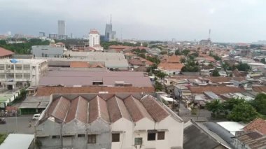 Surabaya, Endonezya 'da şehir manzaralı en üst katın çatısı manzaralı.