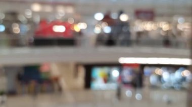 Bulanık Bokeh, bir alışveriş merkezinin içindeki büyük boşluğun odak noktasını bozdu.