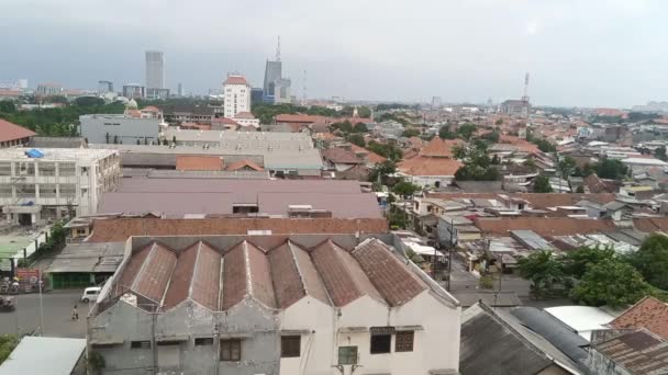 Luftaufnahme Vom Dachgeschoss Eines Gebäudes Mit Stadtbild Und Städtischem Wohnungsbau — Stockvideo