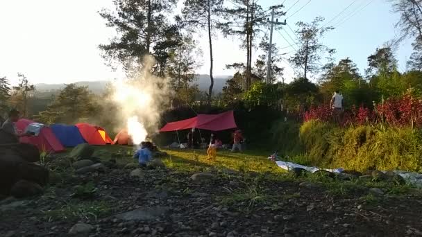 日出广角景色印象派家庭在布罗莫山森林保护区露营的乐趣 营火中散发出的浓烟缓缓飘扬 — 图库视频影像