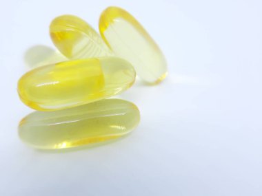 Morina ciğeri yağı omega-3 fotoğrafı beyaz arkaplan