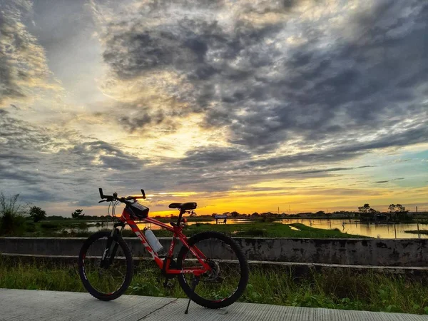Bicicleta Ponte Pela Manhã — Fotografia de Stock