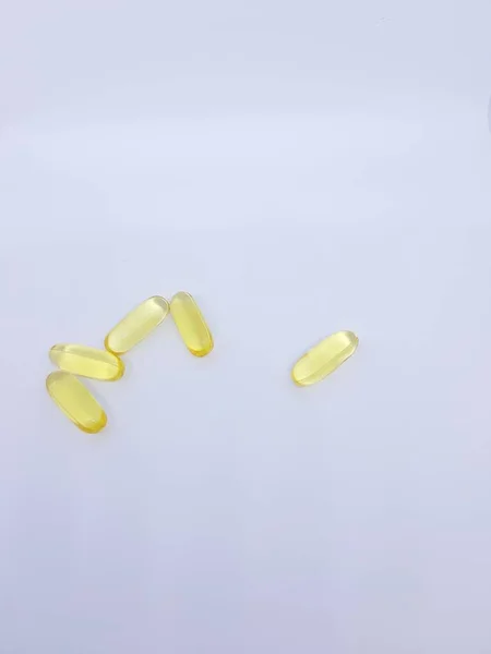 Ticari kullanım için beyaz arkaplan içeren balık yağı kapsülleri