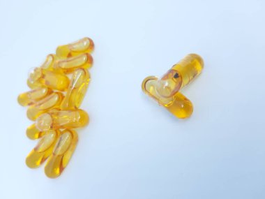 Beyaz arka planlı balık yağı kapsülü