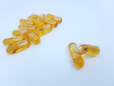 Beyaz arka planlı balık yağı kapsülü