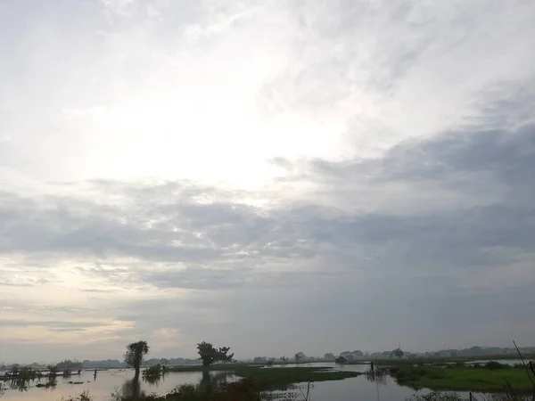 Mooie Donkere Wolken Vroeg Ochtend Een Klein Meer Buurt Van — Stockfoto