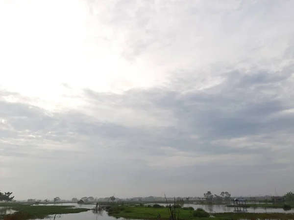 Hermosas Nubes Oscuras Temprano Mañana Sobre Pequeño Lago Cerca Casa — Foto de Stock