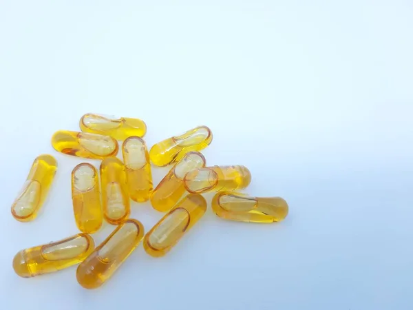 Beyaz arka planlı balık yağı kapsülü