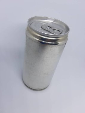 Ticari kullanım için beyaz arka plana sahip gazoz kutuları