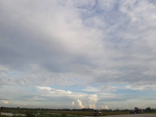 Lindas Nuvens Sobre Pequeno Lago Perto Minha Casa — Fotografia de Stock