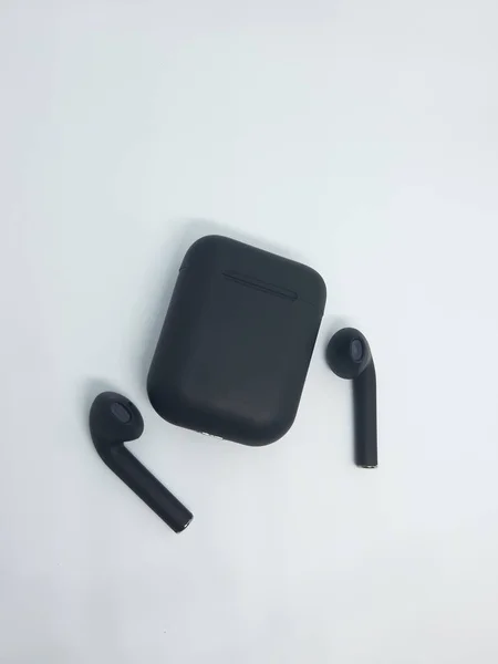 Чорний Справжній Бездротовий Навушник Зарядним Пристроєм Tws Білому Тлі — стокове фото