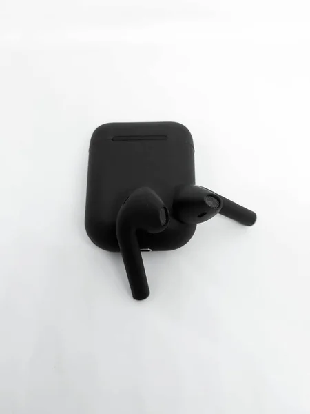 Beyaz arkaplanda şarjlı Siyah Doğru kablosuz kulaklık (TWS)