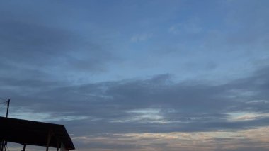 Mavi gökyüzüne karşı geleneksel binanın çatısı.