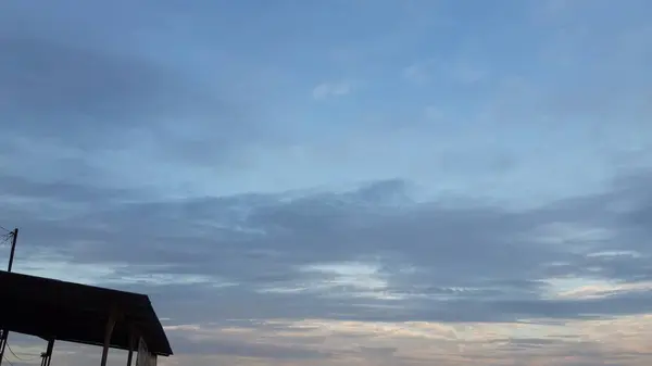 Techo Del Edificio Tradicional Contra Cielo Azul —  Fotos de Stock