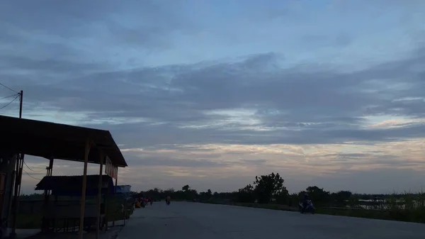 Het Dak Van Het Traditionele Gebouw Tegen Blauwe Lucht — Stockfoto