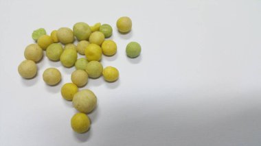 Atıştırmalık top beyaz arkaplanda izole