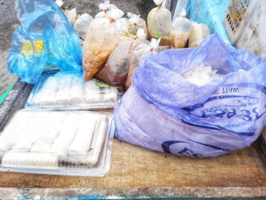 Medan, Endonezya - 10 Haziran 2021: Geleneksel pazarlarda satılık mutfak baharatları