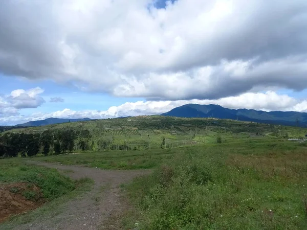 Красивий Краєвид Горами Хмарами — стокове фото