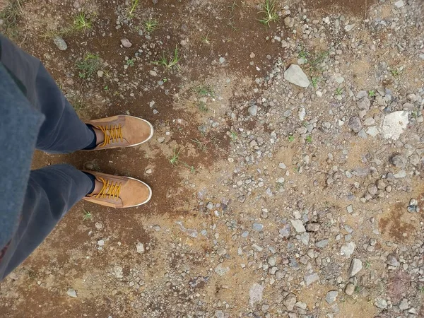 Ein Mann Steht Mit Zwei Schuhen Auf Sand Von Oben — Stockfoto