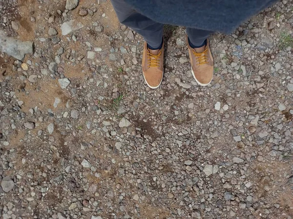 Ein Mann Steht Mit Zwei Schuhen Auf Sand Von Oben — Stockfoto