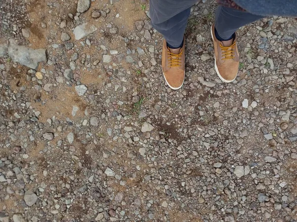 Ein Mann Steht Mit Zwei Schuhen Auf Sand Von Oben — Stockfoto