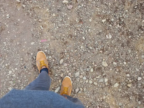 Een Man Met Twee Schoenen Het Zand Gezien Van Bovenaf — Stockfoto