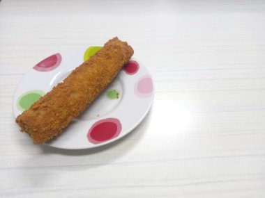 Salata ve domates soslu kızarmış tavuk göğsü.