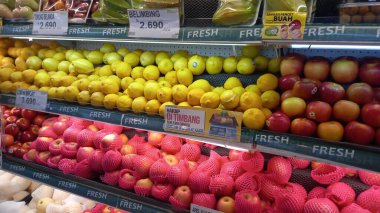 Pazarda taze meyve.