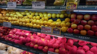 Süpermarketin meyve rafında portakal yığını