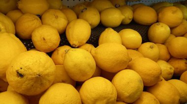 Süpermarketin meyve rafında limon yığını