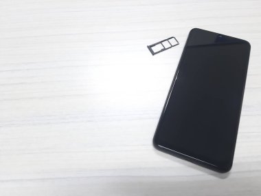 Beyaz arkaplanda boş ekranı olan akıllı telefon