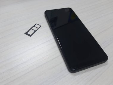 Ahşap arkaplanda boş ekranlı akıllı telefon