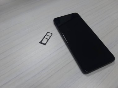 Ahşap arkaplanda boş ekranlı akıllı telefon