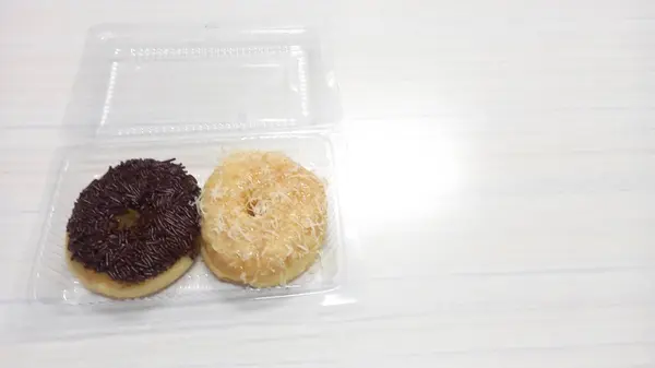 Шоколадный Пончик Сливками Чашкой Кофе Белом Фоне — стоковое фото